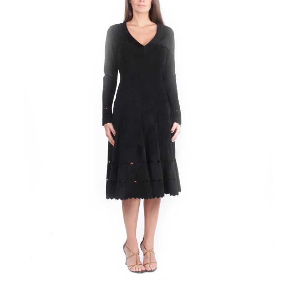 ALAIA V-neck dress in black stretch velvet, openwork on the wrists and on the bottom of the dress.

It closes with a zipper on the back.

It is in perfect condition.

Dimensions flat: shoulder width 38 cm, chest 36 cm, waist 32 cm, depth of the