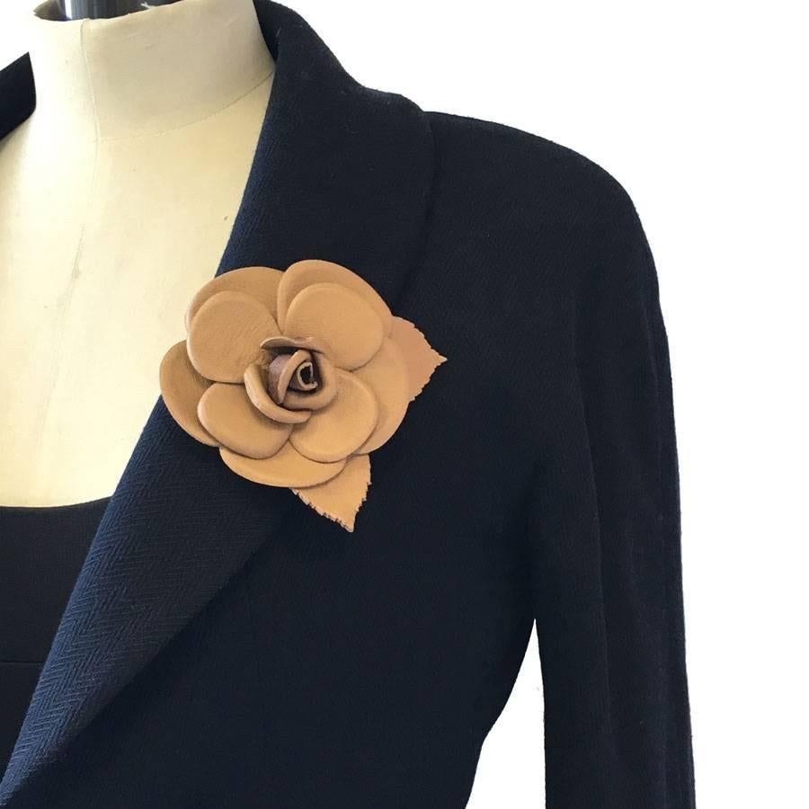 Very beautiful Chanel camellia brooch in glossy brown leather. In excellent condition.

Delivered in a Valois Vintage Paris dustbag