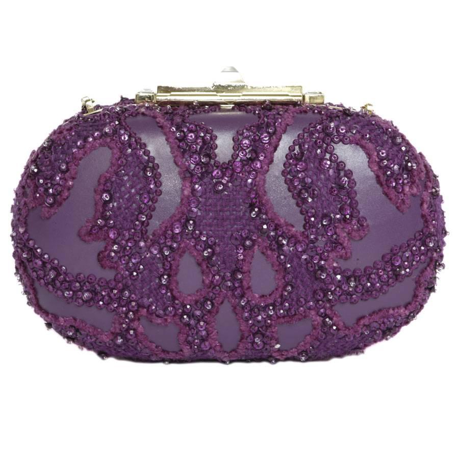 Elie Saab minaudière evening bag in purple leather and fabric embroidered with pearls.

The interior is lined with gold leather with a small pocket.

It is worn by hand or shoulder with a golden chain strap: 80 cm
