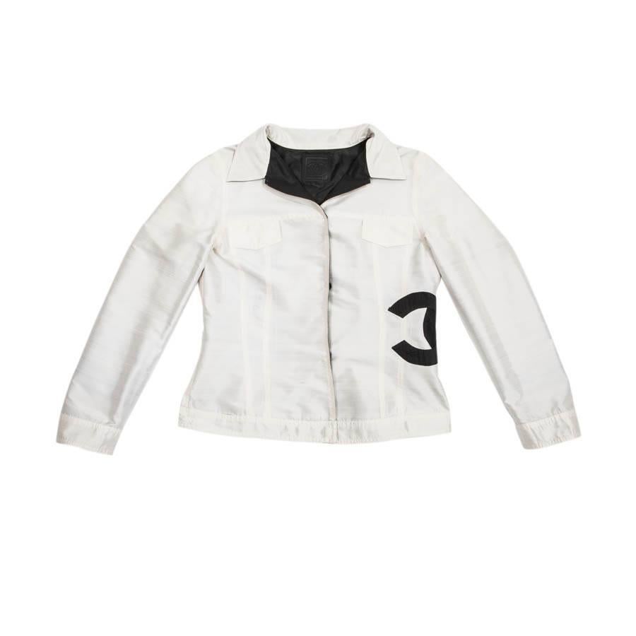 Chanel Reversible Jacket in Black and Ivory Shantung Silk, Size 38 EU In Good Condition In Paris, FR