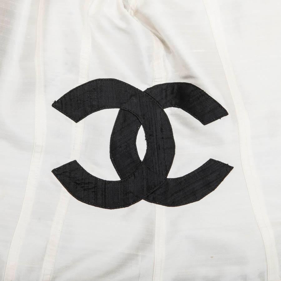Vintage CHANEL reversible jacket in black and ivory shantung silk.

A large CC of the same material applied on the right side. It closes with 4 snaps.

Dimensions flat: shoulder width 43 cm, width of the bottom 50 cm, sleeve length 61 cm.

Will be