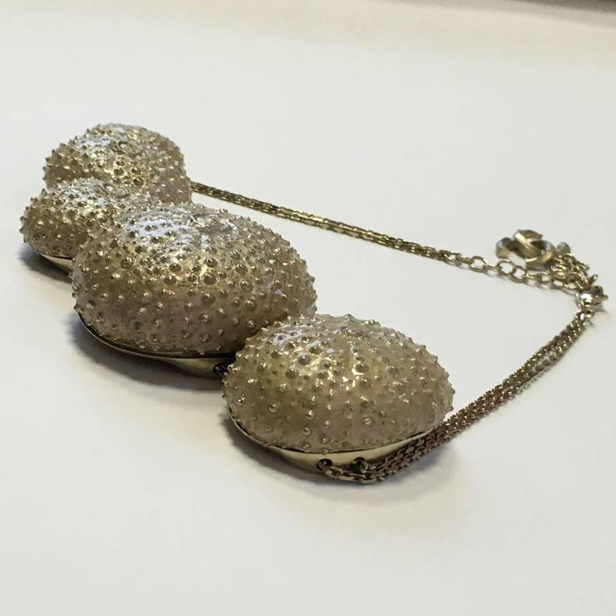 Erhabene CHANEL-Halskette 'Sea Urchins' aus vergoldetem Metall. 
Kollektion Paris Saint-Tropez. 
5 Stück in Form von Seeigeln mit einer schillernden Farbe an der goldenen Kette. 
Halskette aus der Kreuzfahrtkollektion 2010.

Abmessungen: kürzeste: