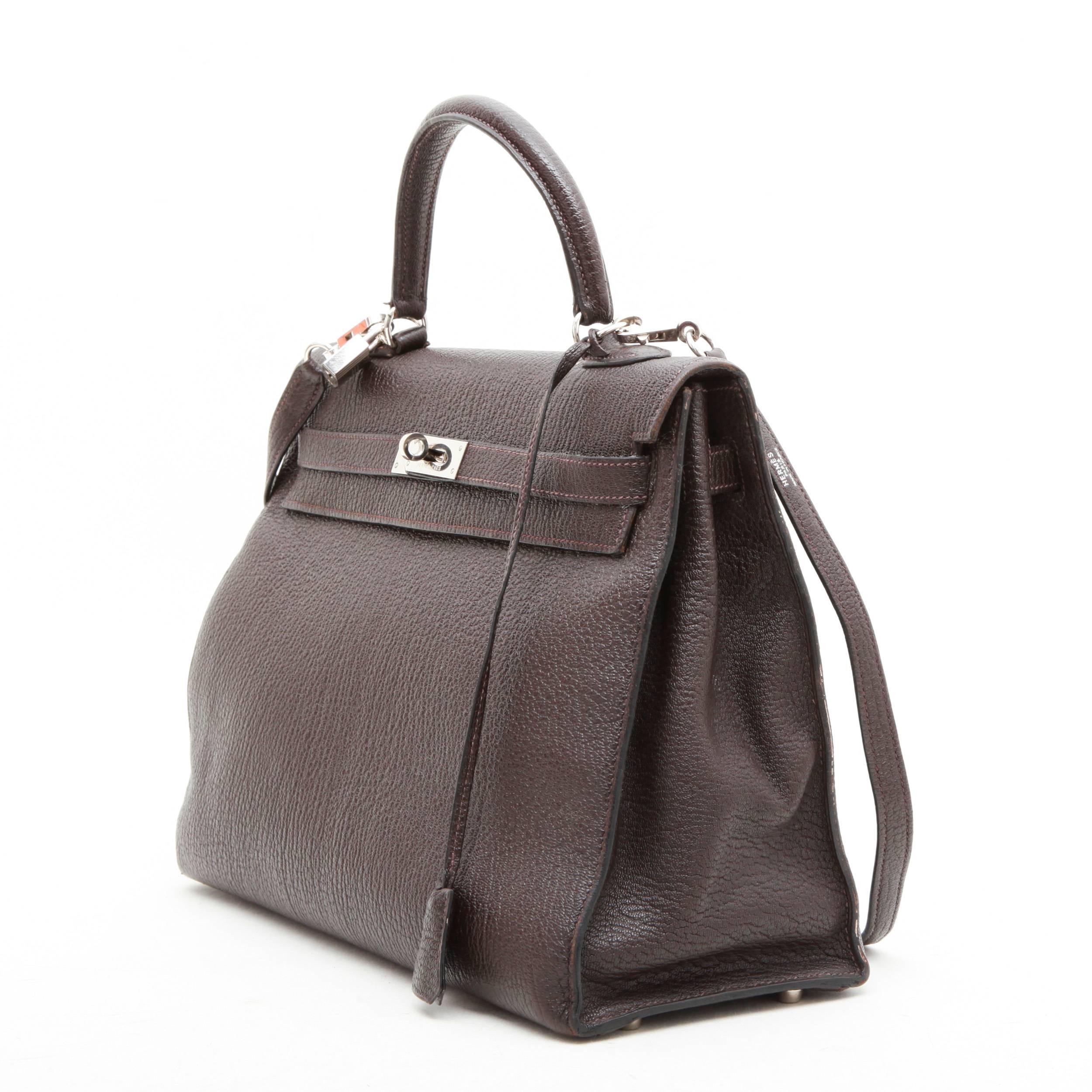 Hermès Kelly II T35 saddle stitch bag in brown grained leather. 
Stamp H in a square year 2004. Silver palladium metal hardware with micro scratches. 
Included : Zipper, clochette, padlock and keys. 

Worn by hand or shoulder with a shoulder strap