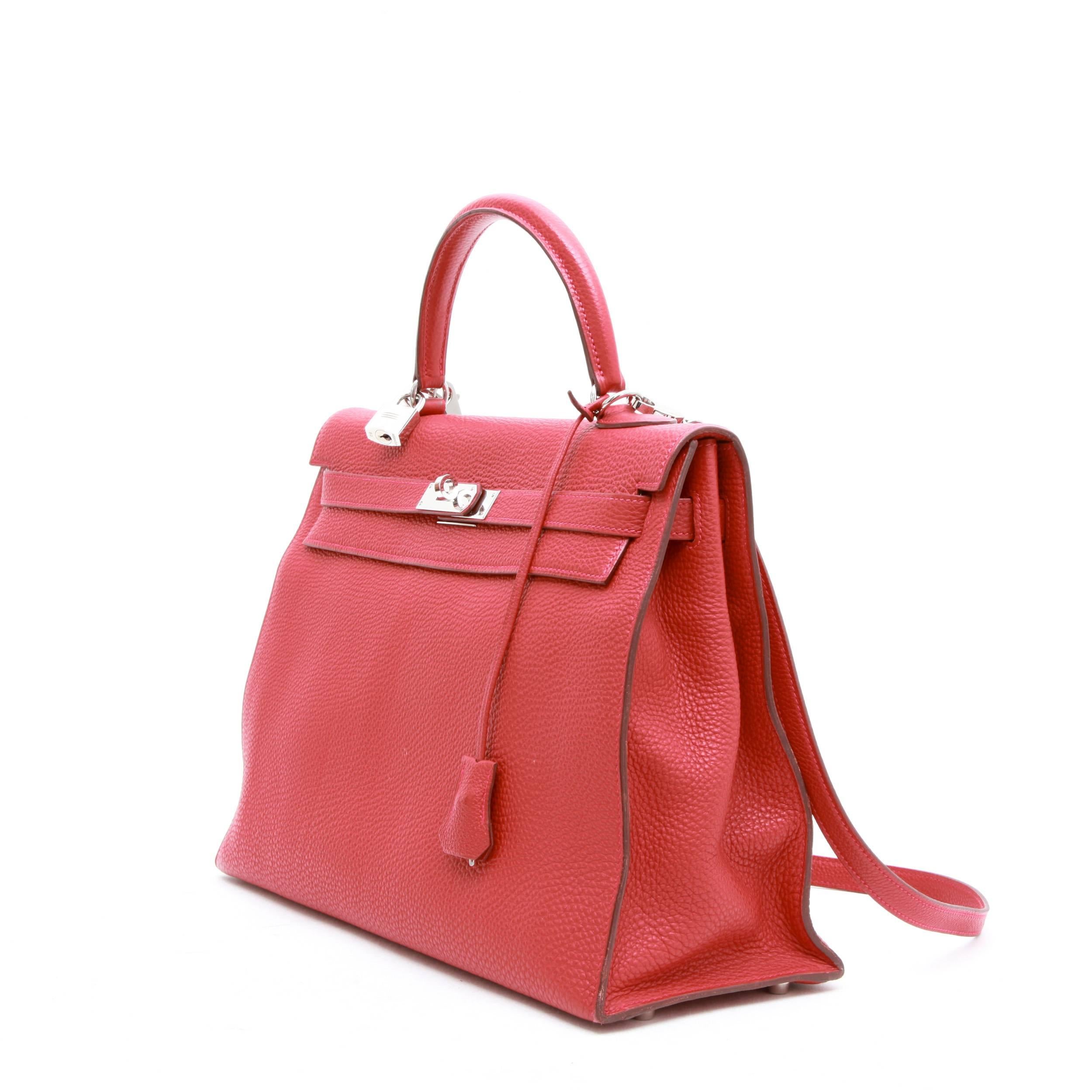 Hermes Kelly II T35 saddle bag in brick taurillon clémence leather. Silver plated metal hardware. 

Worn by hand or on shoulder with a removable shoulder strap of 88 cm. Stamp H in a square, year 2004.

Included : Padlock, keys, zipper and
