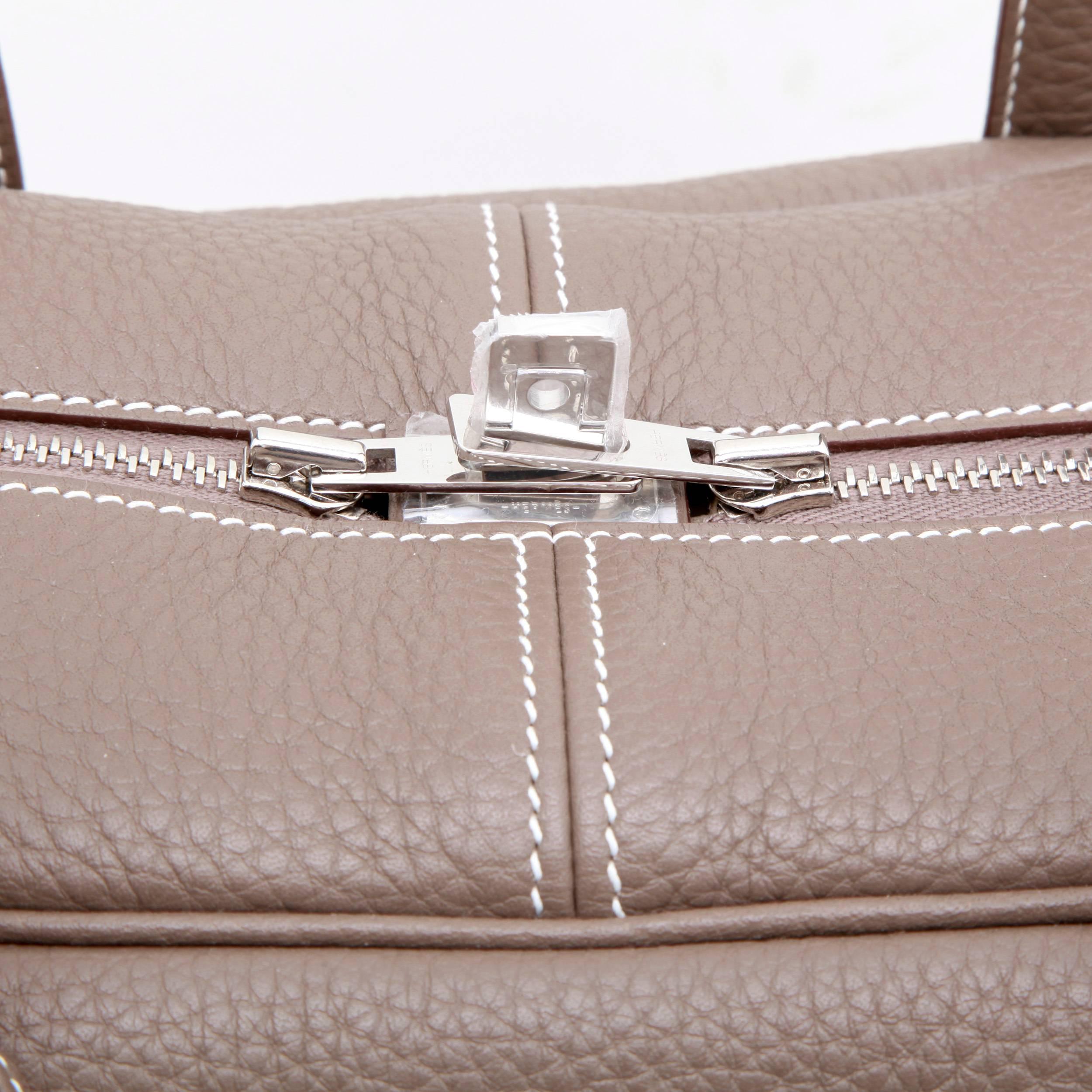 Hermes Victoria Bag in Etoupe Clémence Taurillon Leather and Saddle Stitching In New Condition In Paris, FR