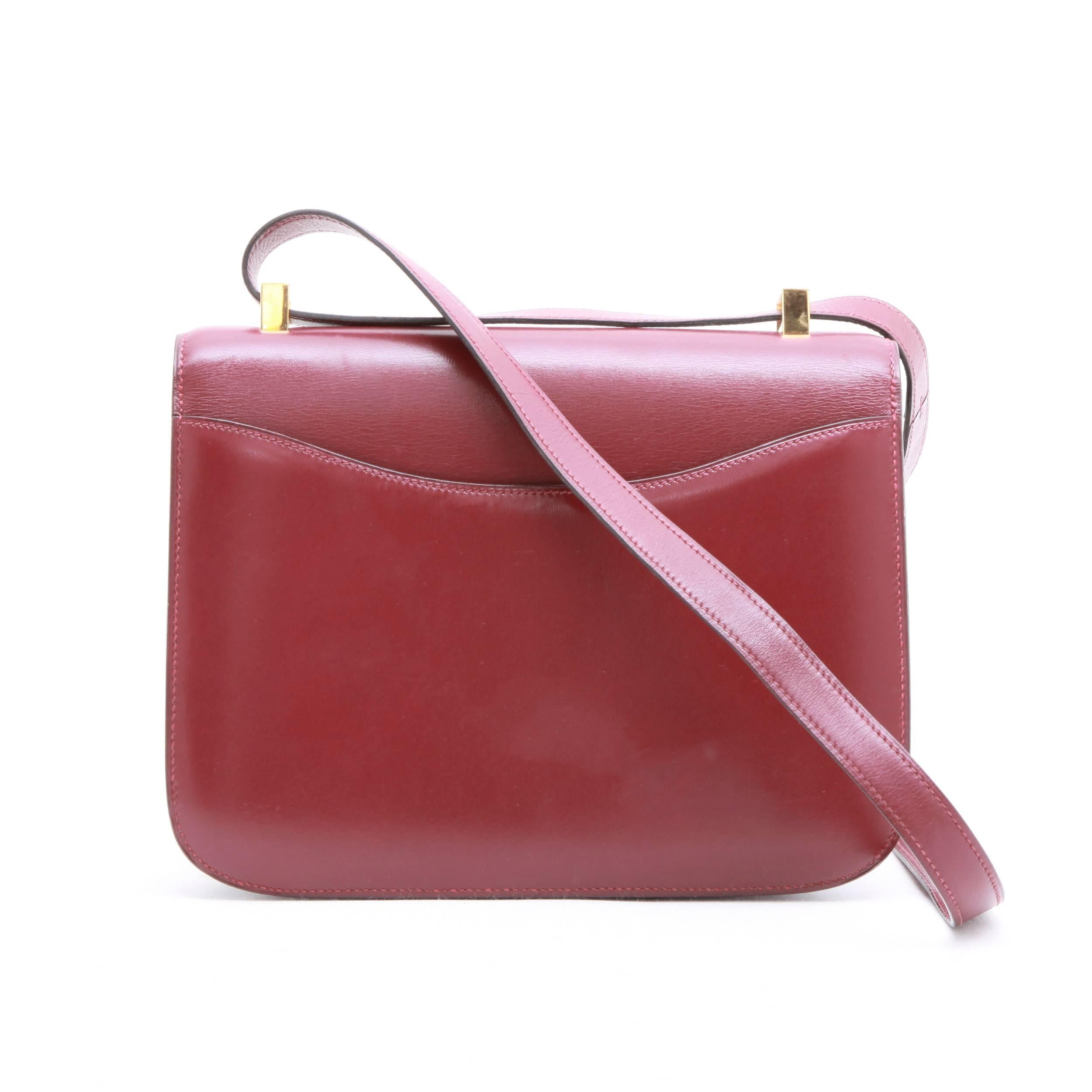 Hermes vintage 'Constance' bag in red H box leather. Gilded metal hardware. Stamp O in a round Year 1985. 

Worn shoulder. 

Dimensions : handle: 78 cm

Will be delivered in a dust bag and a Hermes box