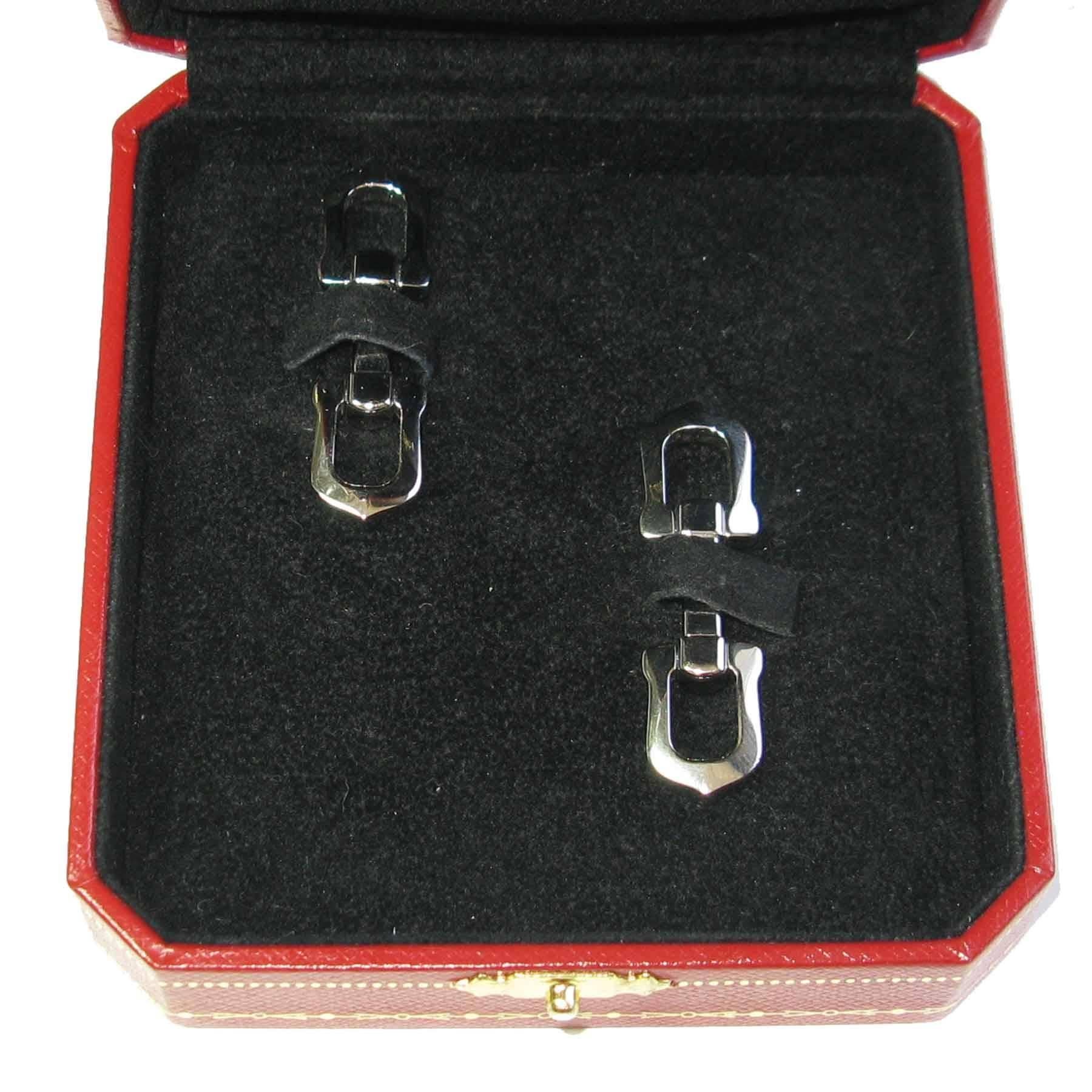 Cartier cufflinks in palladium sterling silver. Form C.

Immaculate condition

Dimensions: length: 4.1 cm, width: 1.1 cm

Delivered in their Cartier box

Public price: 600 euros