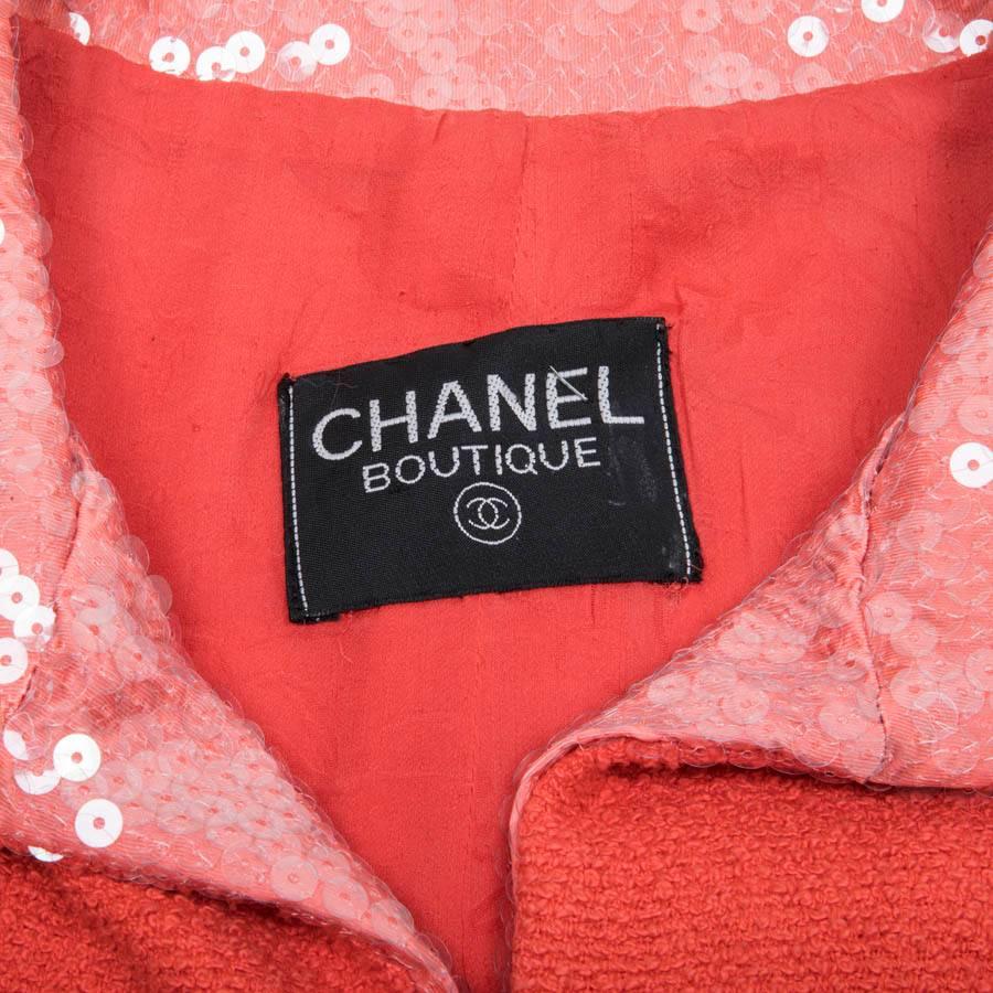 Chanel jacket 'Paris Los Angeles' size 40 (no label size and material),in  coral tweed and sequin neck. The gilded metal buttons are signed 'Coco'.

In very good shape.

Dimensions flat: shoulders 42 cm, underarms 48 cm, width of the bottom 45 cm,