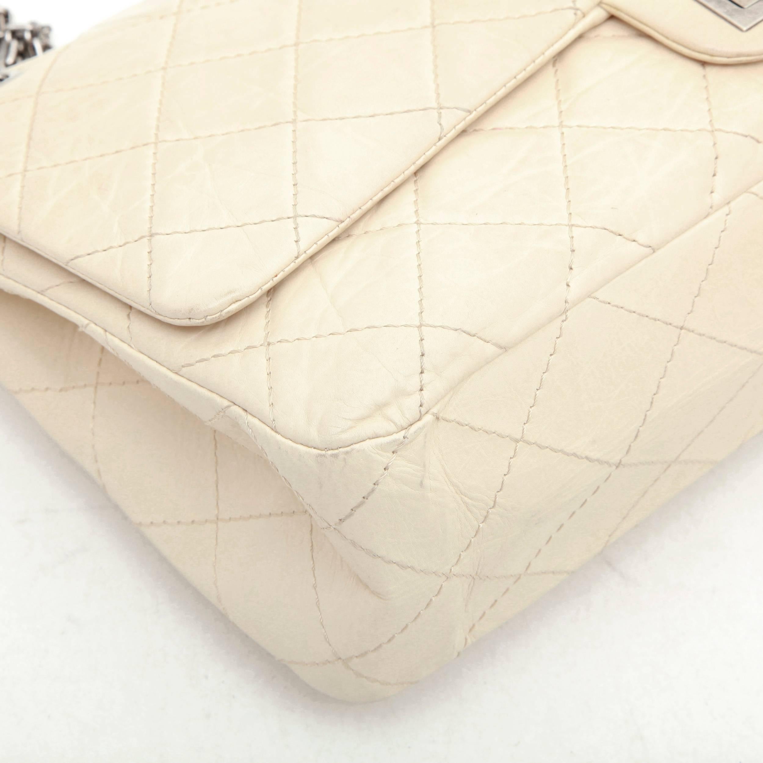 CHANEL 'Maxi Jumbo' Tasche mit doppelter Klappe aus altem elfenbeinfarbenem Leder im Angebot 1