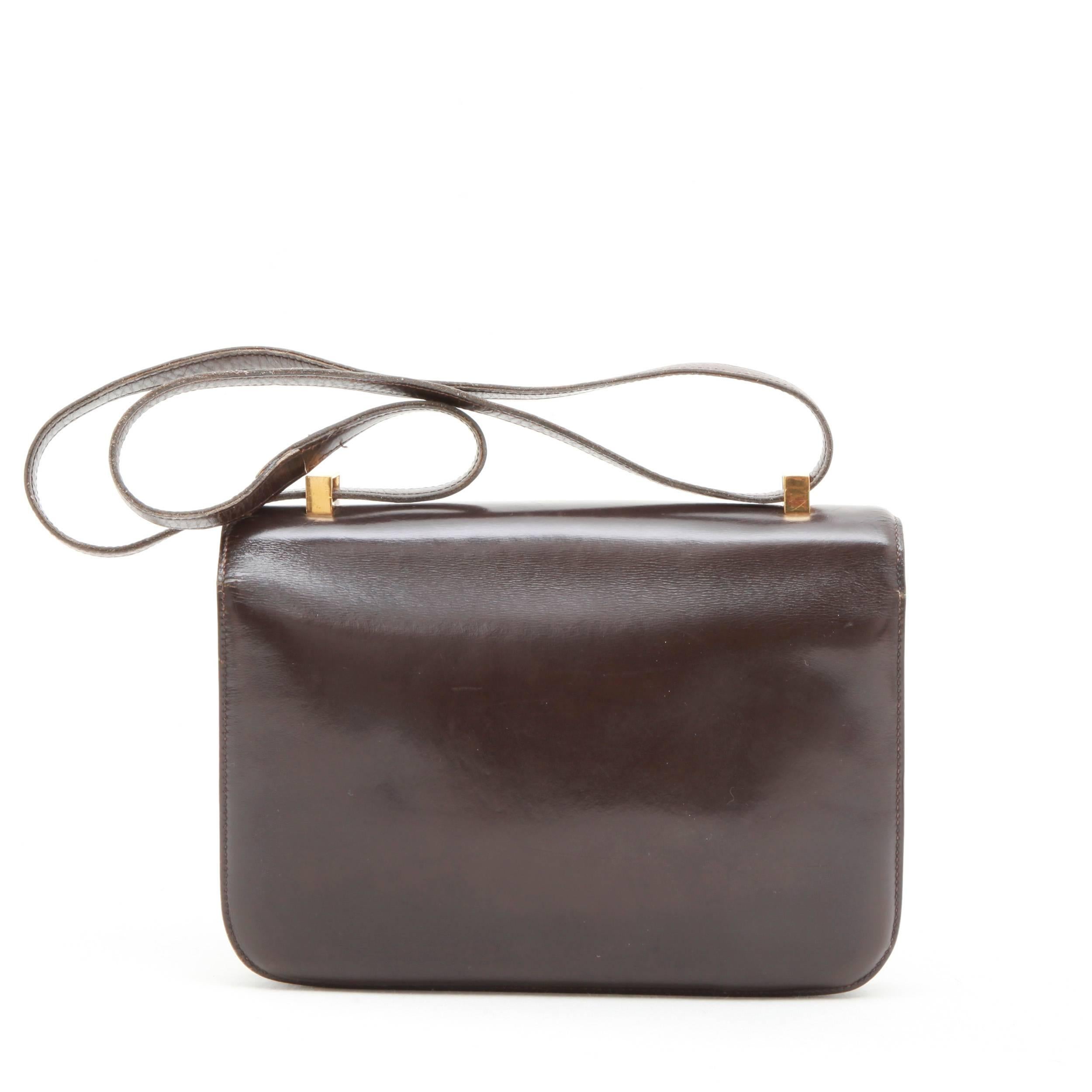 Constance bag with double bellows, vintage Hermès in brown box leather. Gold plated hardware.

 Worn shoulder. No stamp. 

The interior is double bellows with a pocket that closes with a snap and a slit at the front

handle: 77 cm

Will be delivered