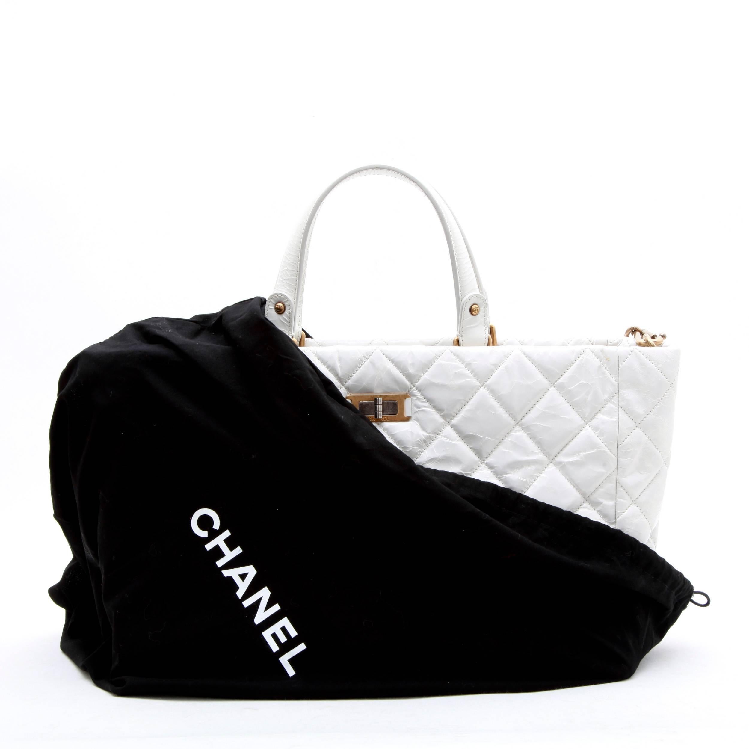 CHANEL Tote Bag in Aged White Patent Leather 2