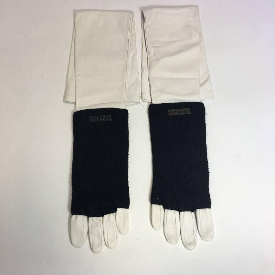 CHANEL Lange Handschuhe aus weißem Leder und schwarzem Kaschmir Größe 7,5 (Beige) im Angebot