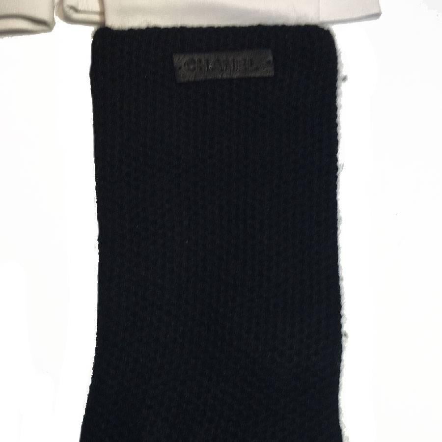 CHANEL Lange Handschuhe aus weißem Leder und schwarzem Kaschmir Größe 7,5 Damen im Angebot