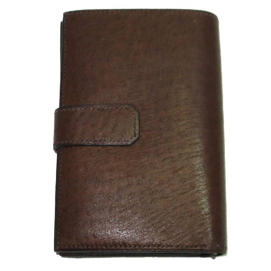 Hermès wallet in brown ostrich leather. Closing with a tongue.

In very good condition. Stamp G in a square (year 2003)

Made in France.

Inside: 1 ticket bellows, a zipped wallet, 7 credit card slots, 2 small bellows.

Dimensions: closed: