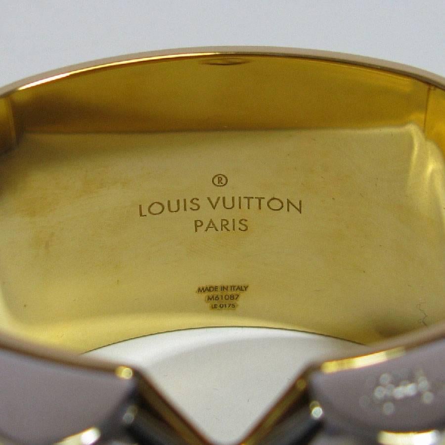 LOUIS VUITTON 'Essential V' Cuff Bracelet in Golden Finish Brass In Good Condition In Paris, FR
