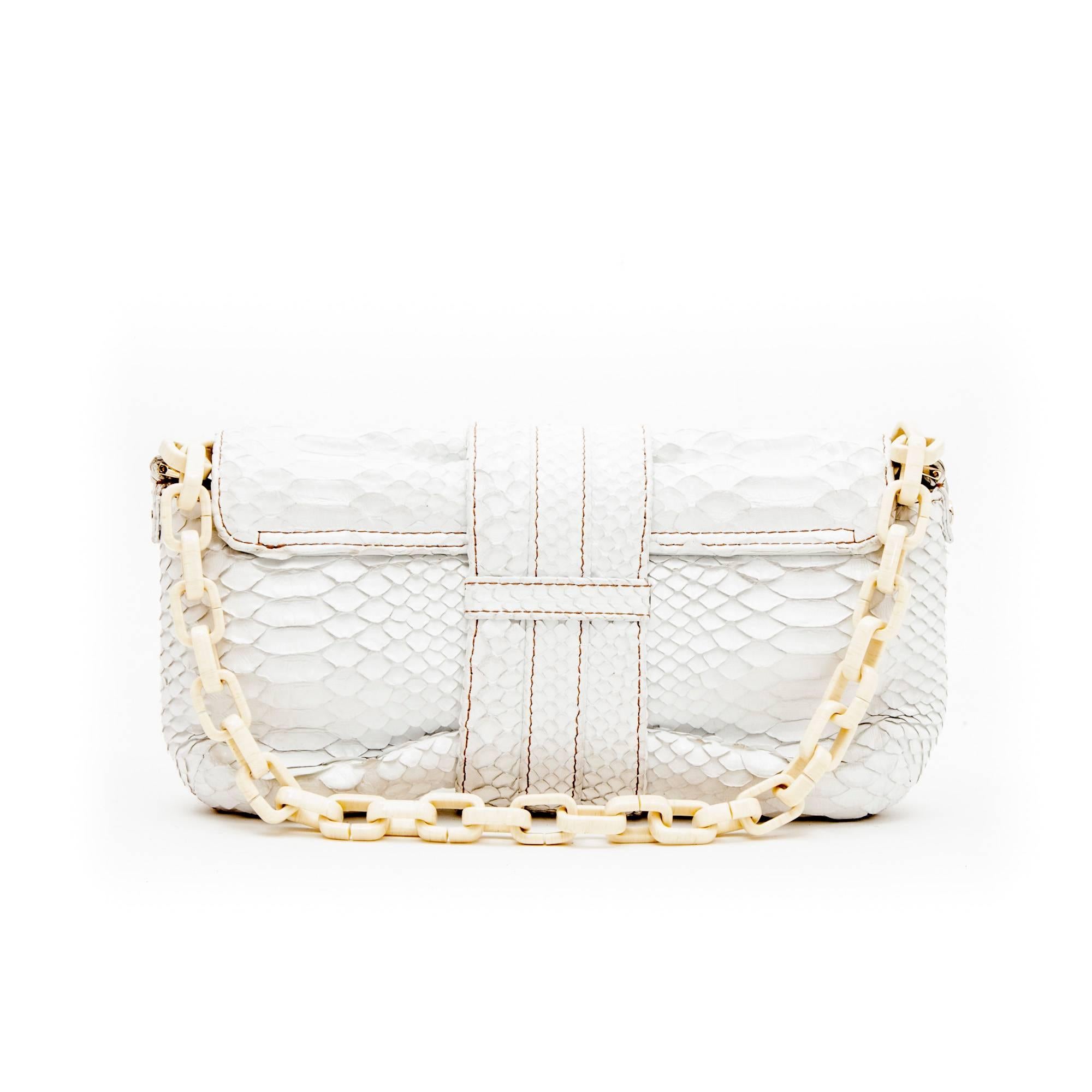 Lanvin baguette bag in white python and jewel in mother of pearl and ecru resin. Can be worn on the shoulder or in a pocket.

Ideal to accompany you during a party. This bag has a single pocket lined in printed fabric "Lanvin Paris"
