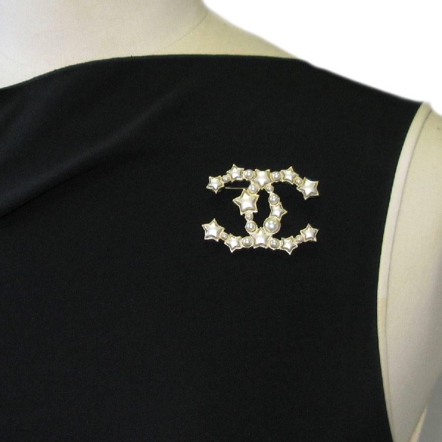 Women's CHANEL CC Brooch in Gilded Metal, Pearls and Gray Pearly Stars
