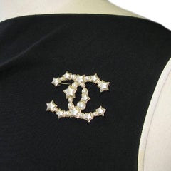 CHANEL Broche CC en métal doré:: perles et étoiles grises nacrées
