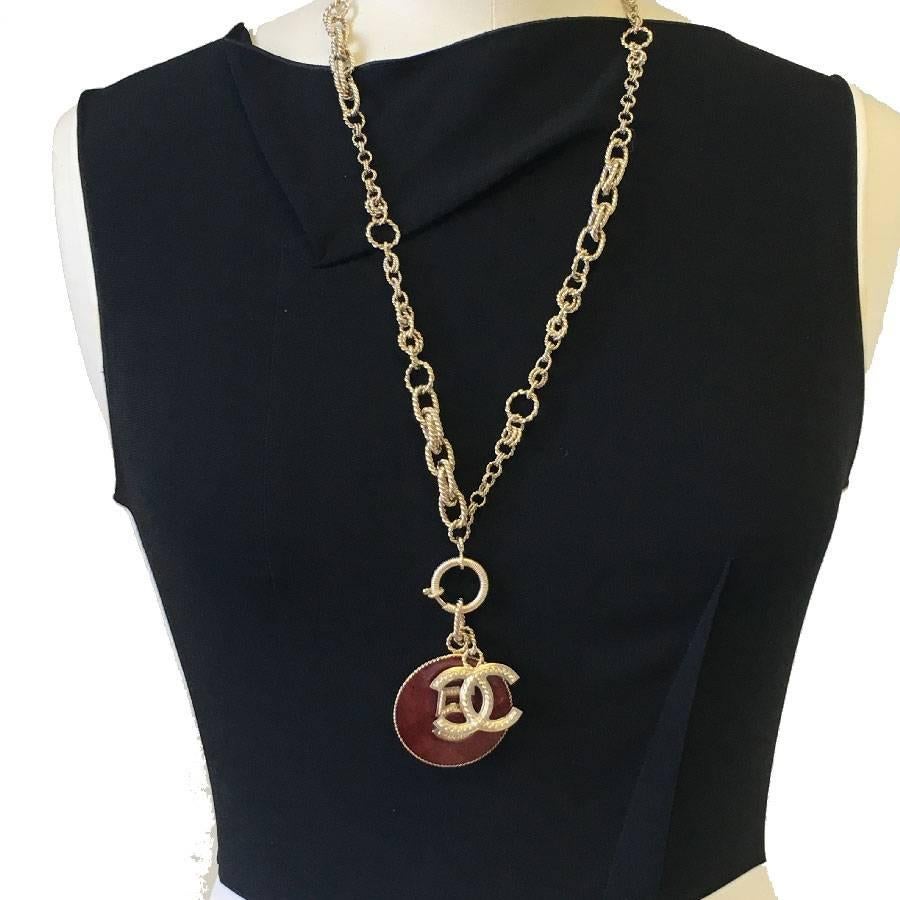 CHANEL Pendant N°5 and CC Necklace in Gilded Metal and Burgundy Resin In Excellent Condition In Paris, FR