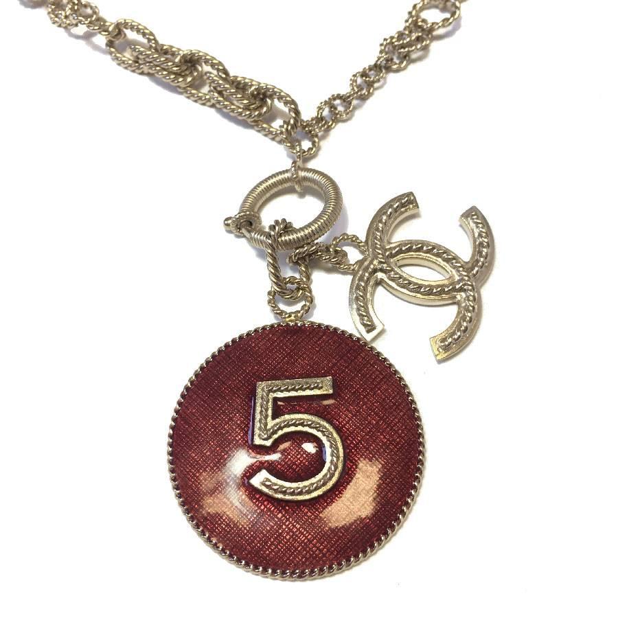 Chanel pendant necklace N ° 5 in burgundy resin and golden CC, chain rings in pale gold gilded metal.

Collection 2013, made in Italy. Never worn.

Stamp S from private sales engraved on the back of the pendant (see photo).

Dimensions: total