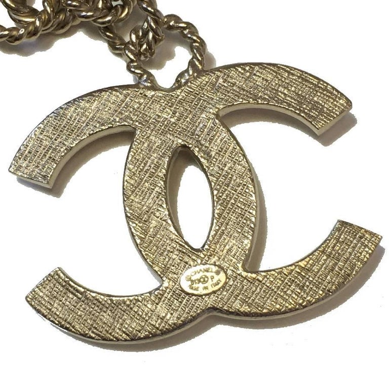 CHANEL Pendant N°5 and CC Necklace in Gilded Metal and Burgundy Resin ...
