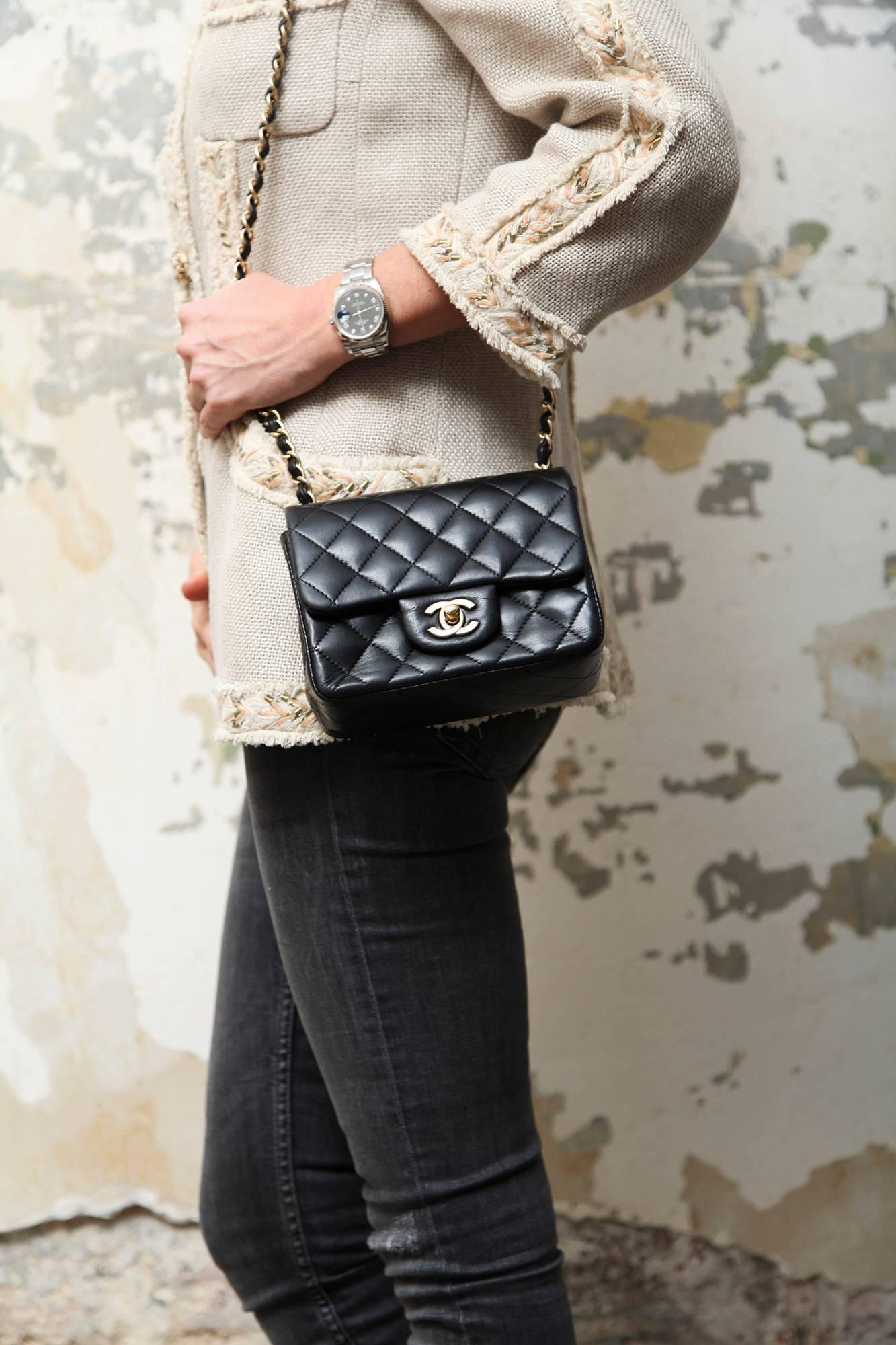 Mini Chanel bag in black quilted lambskin leather. Matte Gilded metal hardware.

Included : Hologram: 1891 ... (2014) and its authenticity card.

It comes from private sales 2016. Worn on the shoulder or crossover using a shoulder strap of 108