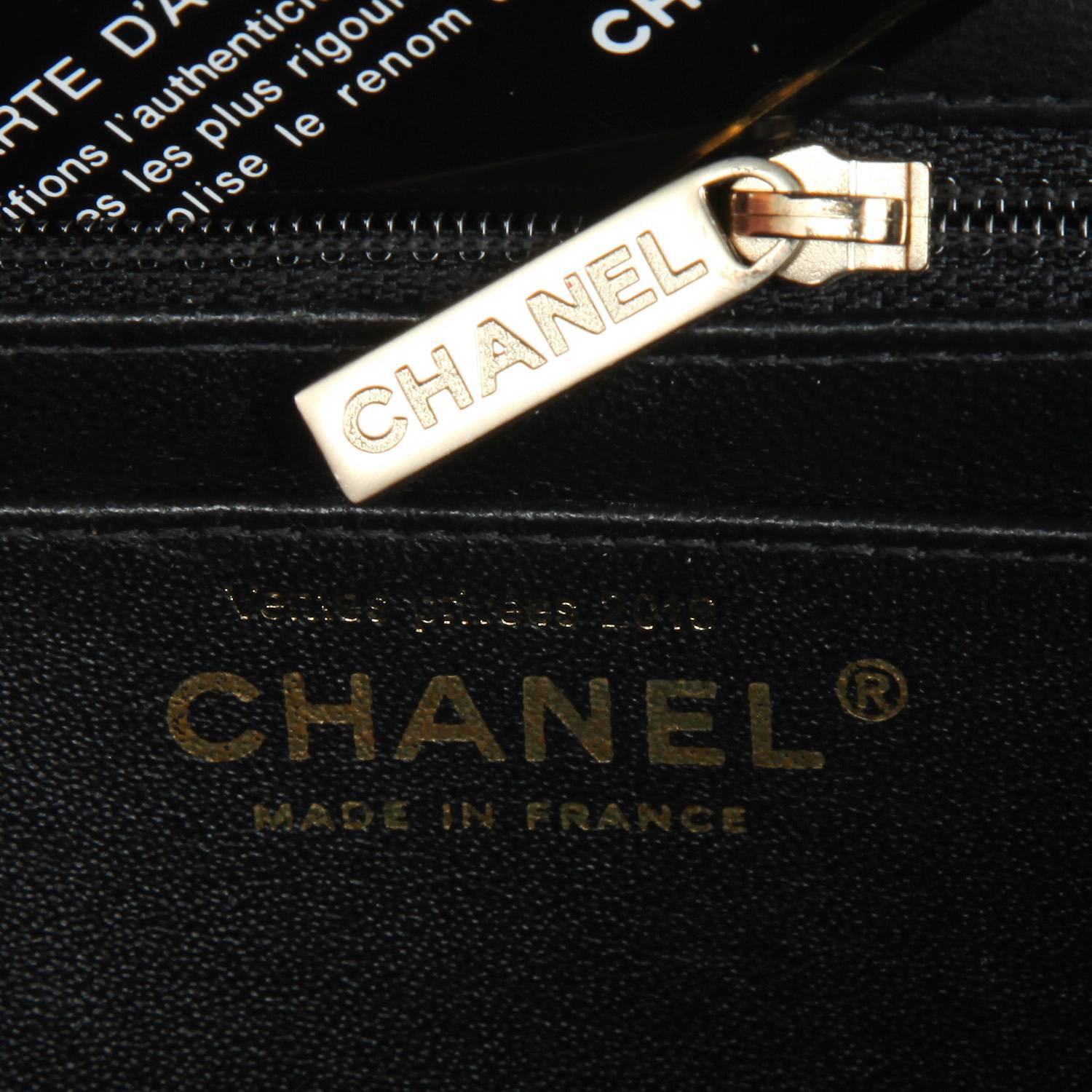 Mini CHANEL Bag in Black Quilted lambskin Leather 5