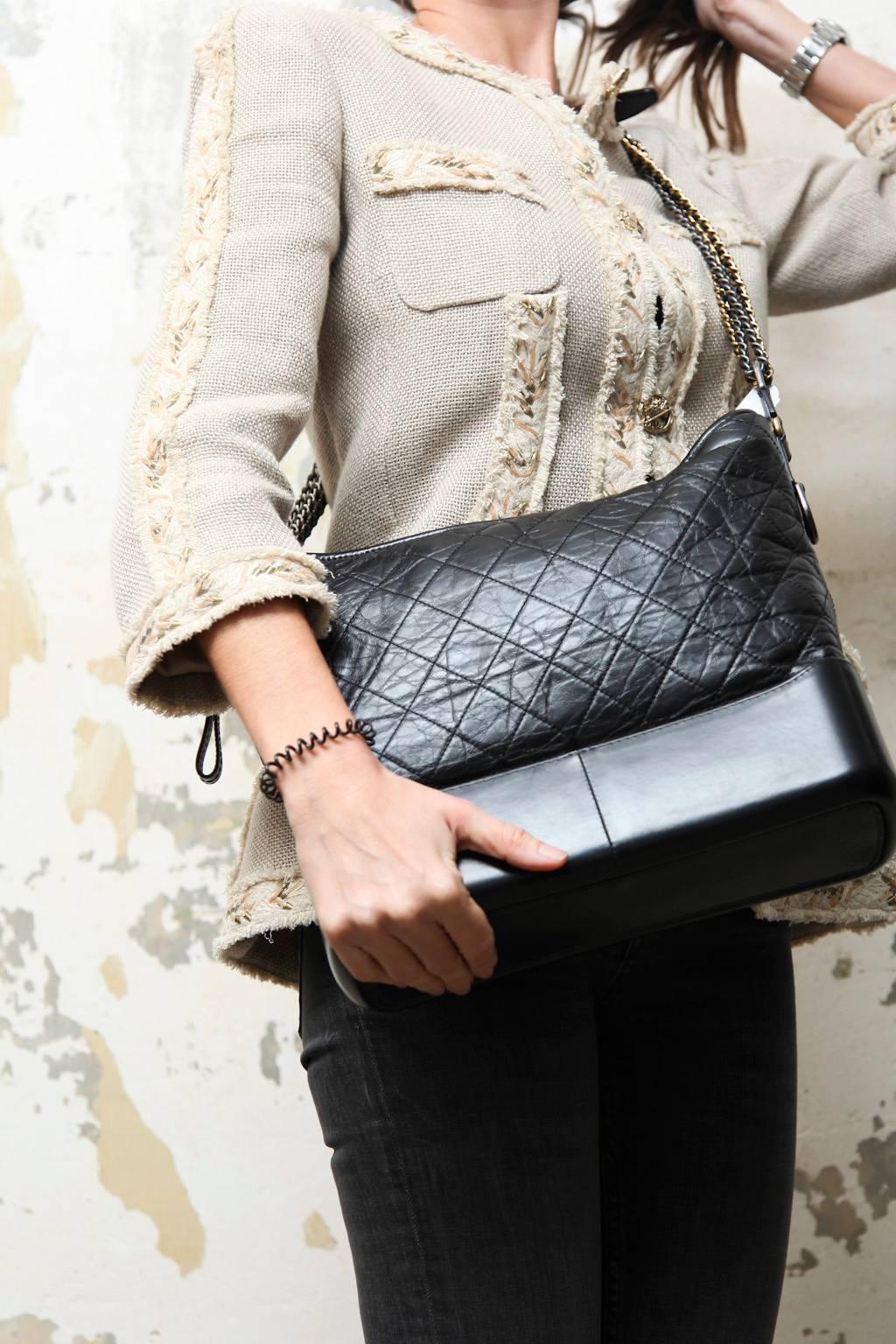 Chanel bag 'Gabrielle Hobo' in aged black quilted leather. Gilded and silver hardware. Zip closure. The interior is in pink fabric. 

Hologram: 2384 ... no authenticity card. It comes from private sales 2017.

Made in Italy. Shoulder or crossover.