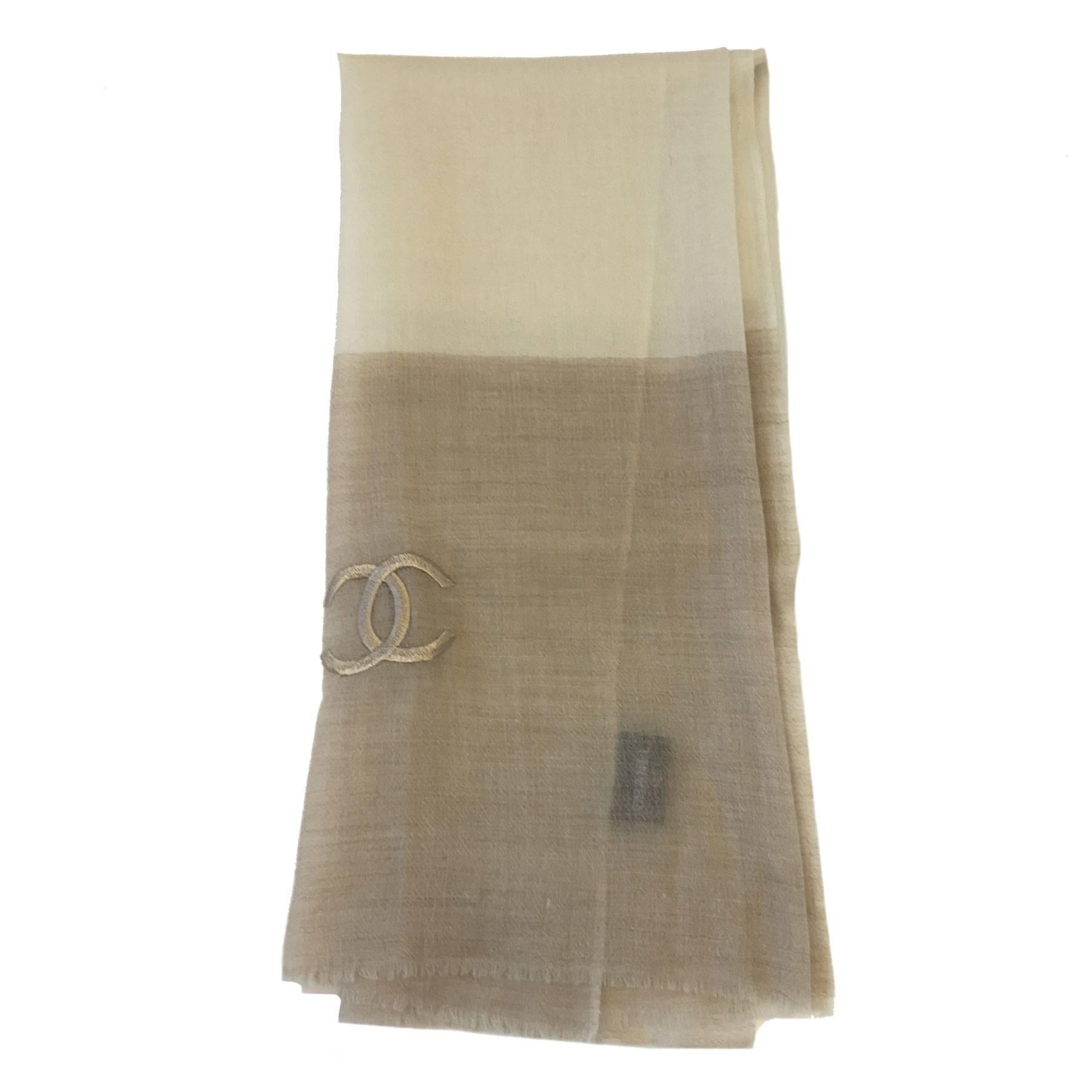 CHANEL Shawl with Small fringes in Ecru and Dark Beige Cashmere 3