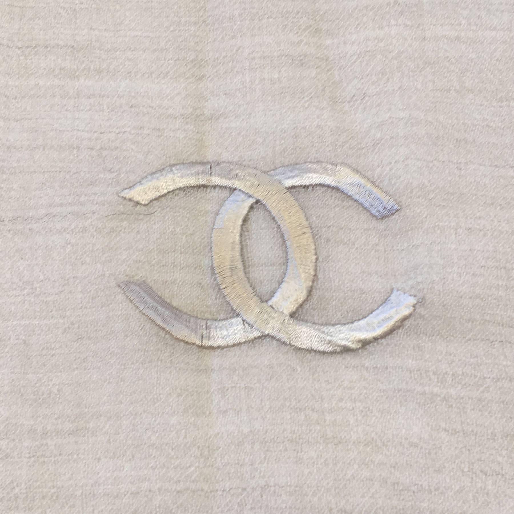 CHANEL Shawl with Small fringes in Ecru and Dark Beige Cashmere In Excellent Condition In Paris, FR