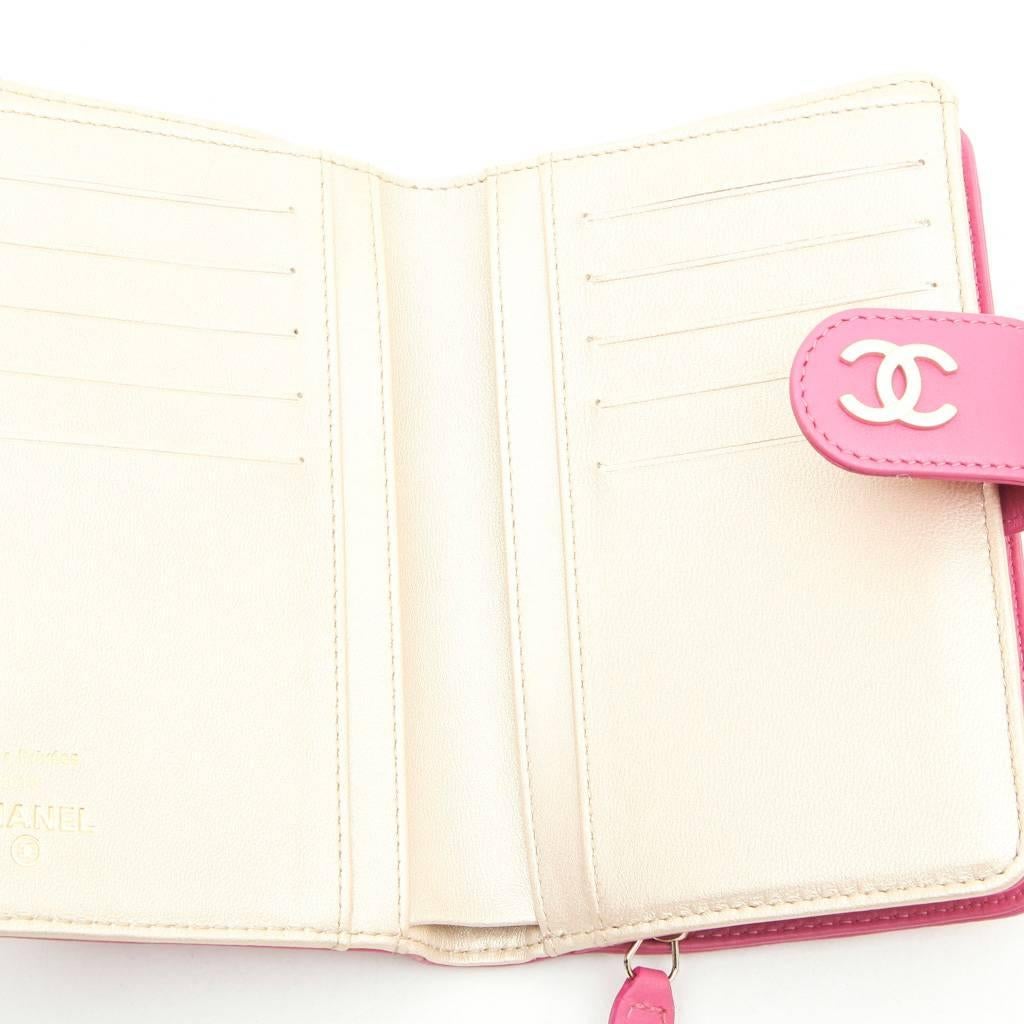 Chanel Wallet in Pink Embossed with Camellias and CC Leather In New Condition In Paris, FR