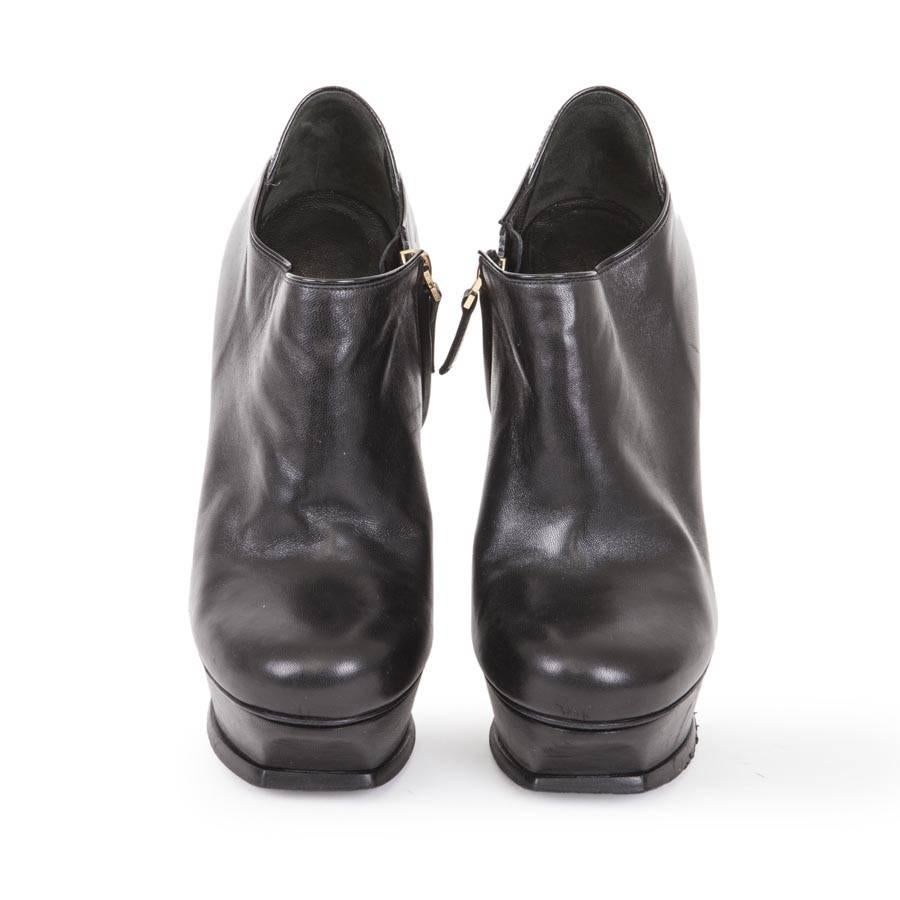 Yves Saint Laurent black leather platform boots. Black varnish details. Size 37.

Zipper inside the foot. 

Heel height: 13.5 cm. Platform height: 3 cm. Length of the insole: 23 cm.

Will be delivered in their original box with dustbag.