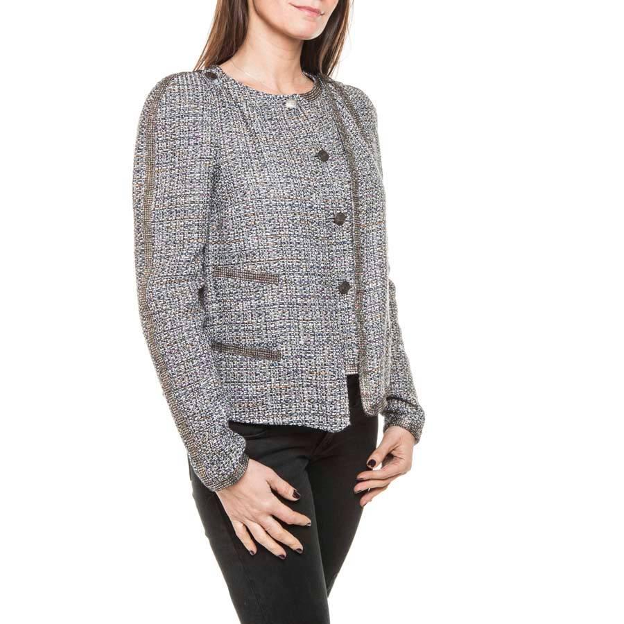 Chanel 'Paris-Bombay' jacket in acrylic and wool in gray tweed lined with gray monogram silk, lined with Swarovski crystal mesh bands.

It has a buttoned breastplate with false pockets (that can be removed). In very good shape.
Size 38EU

Dimensions