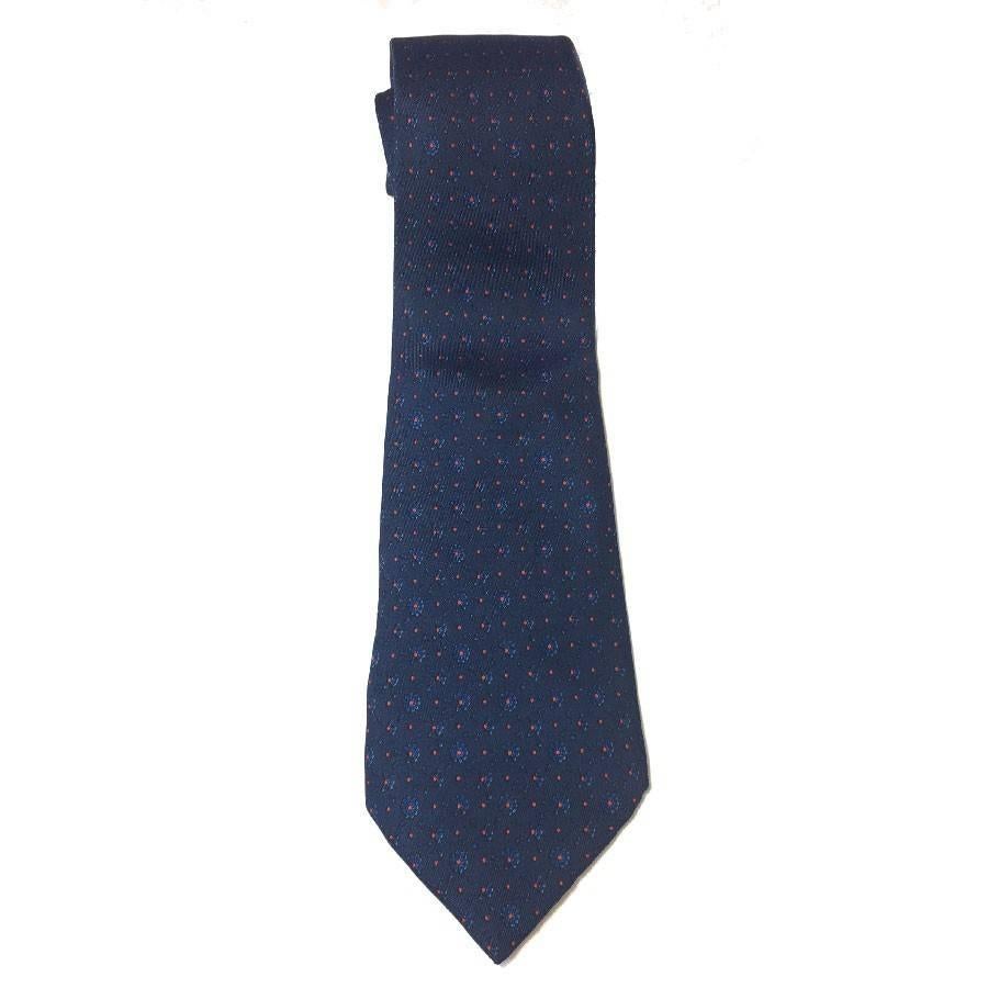 Hermès tie in dark blue printed silk. In very good condition. Made in France.

Dimensions: width: 9 cm

Will be delivered in a new non-original black dustbag