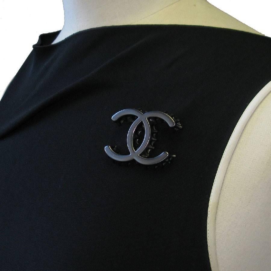 Chanel CC brooch in ruthenium metal. Imitation of bottle cap.

Never worn.

Stamp S from private sales engraved on the back.

2014 collection. Made in France

Dimensions: 5x3,8 cm

Will be delivered in a black box decorated with a Chanel ribbon and