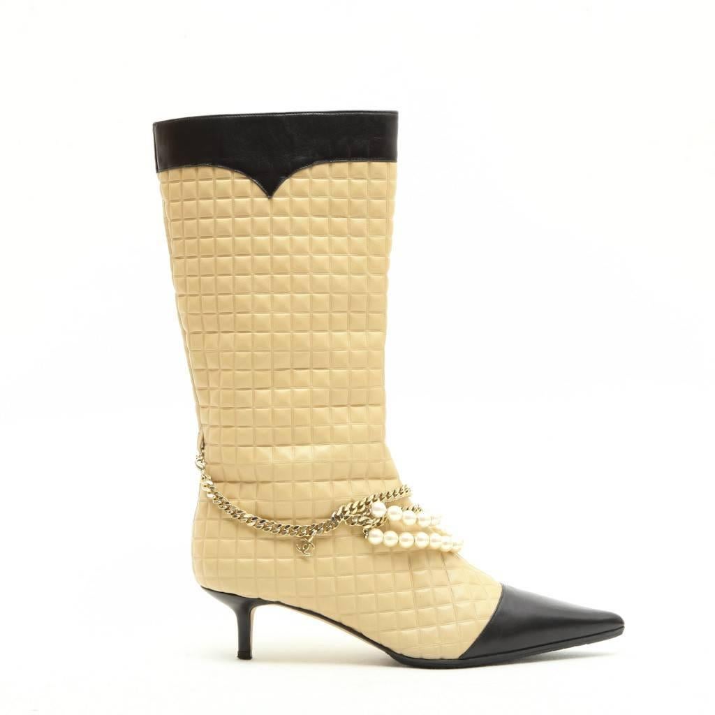 CHANEL Mid Boots in Beige Quilted Smooth Lamb Leather with Gilded Chain Size38 In Good Condition In Paris, FR