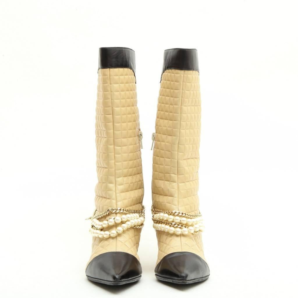 Vintage. Chanel  Mid boots in beige quilted smooth lamb leather with gold chain jewel and beads on the removable ankle. 
Size 38. Zip closure inside the boot. Made in Italy.

Heel height: 5 cm, boot height: 29 cm, ankle turn: 28.5 cm, high boot