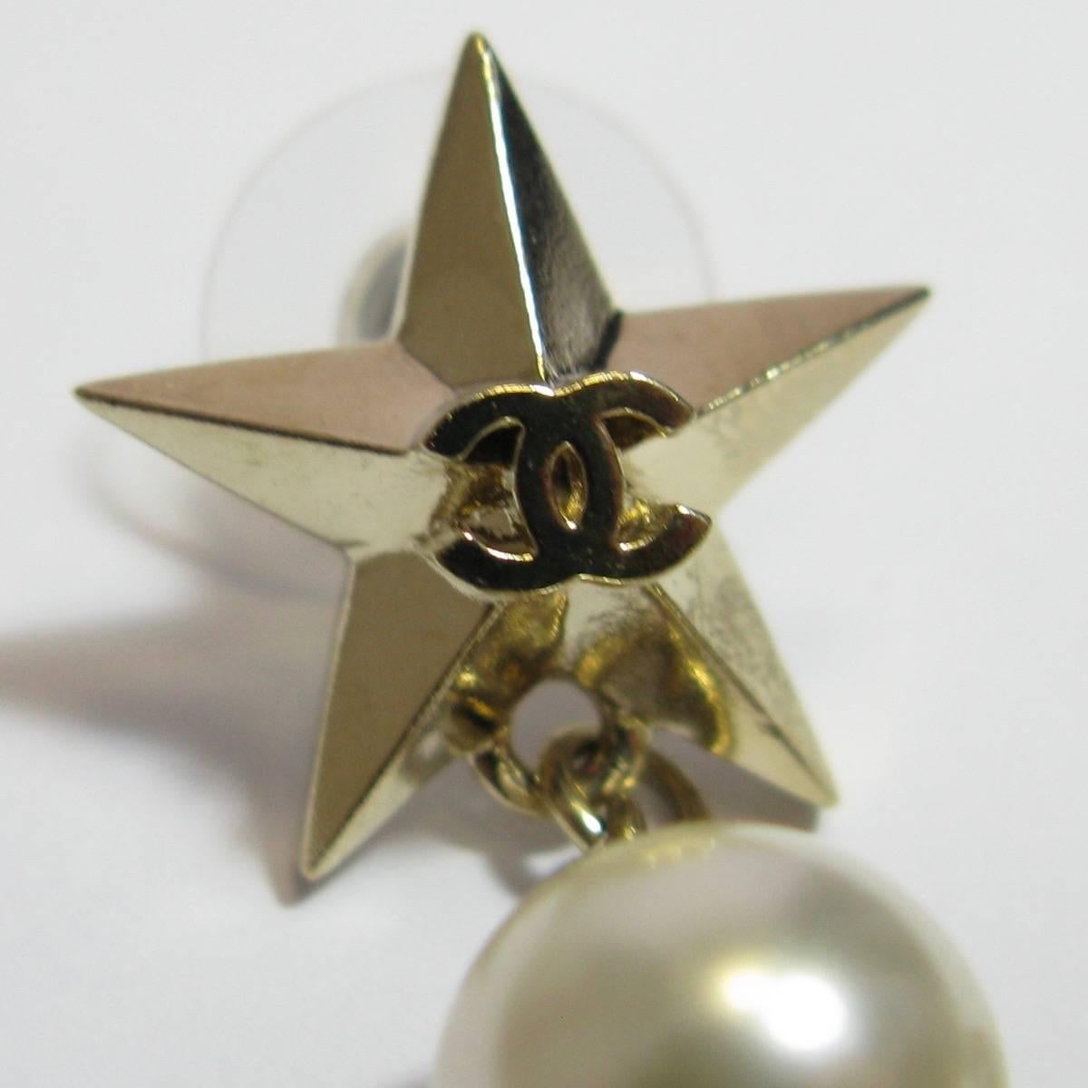 CHANEL Stud Earrings Star with CC in Gilded Metal and Pearl  In Excellent Condition In Paris, FR