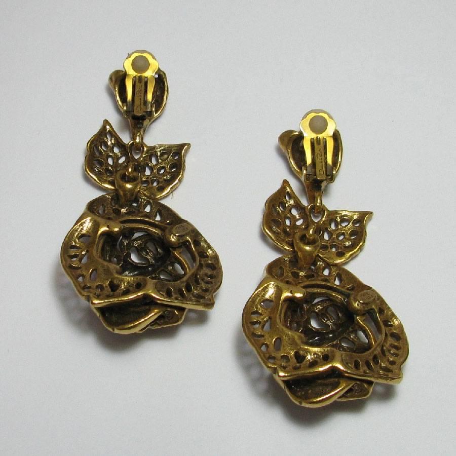 OSCAR DE LA RENTA Pendant Clip-on Earrings in Gilded Metal 2