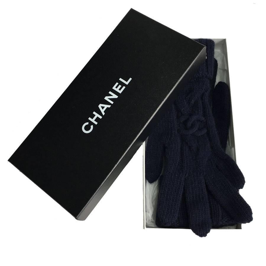 Chanel gloves in dark blue cashmere.

Brand labels and material sewn inside the gloves.

Size: 20 cm in hand circumference, would correspond to a size 7.5

Will be delivered in their CHANEL box