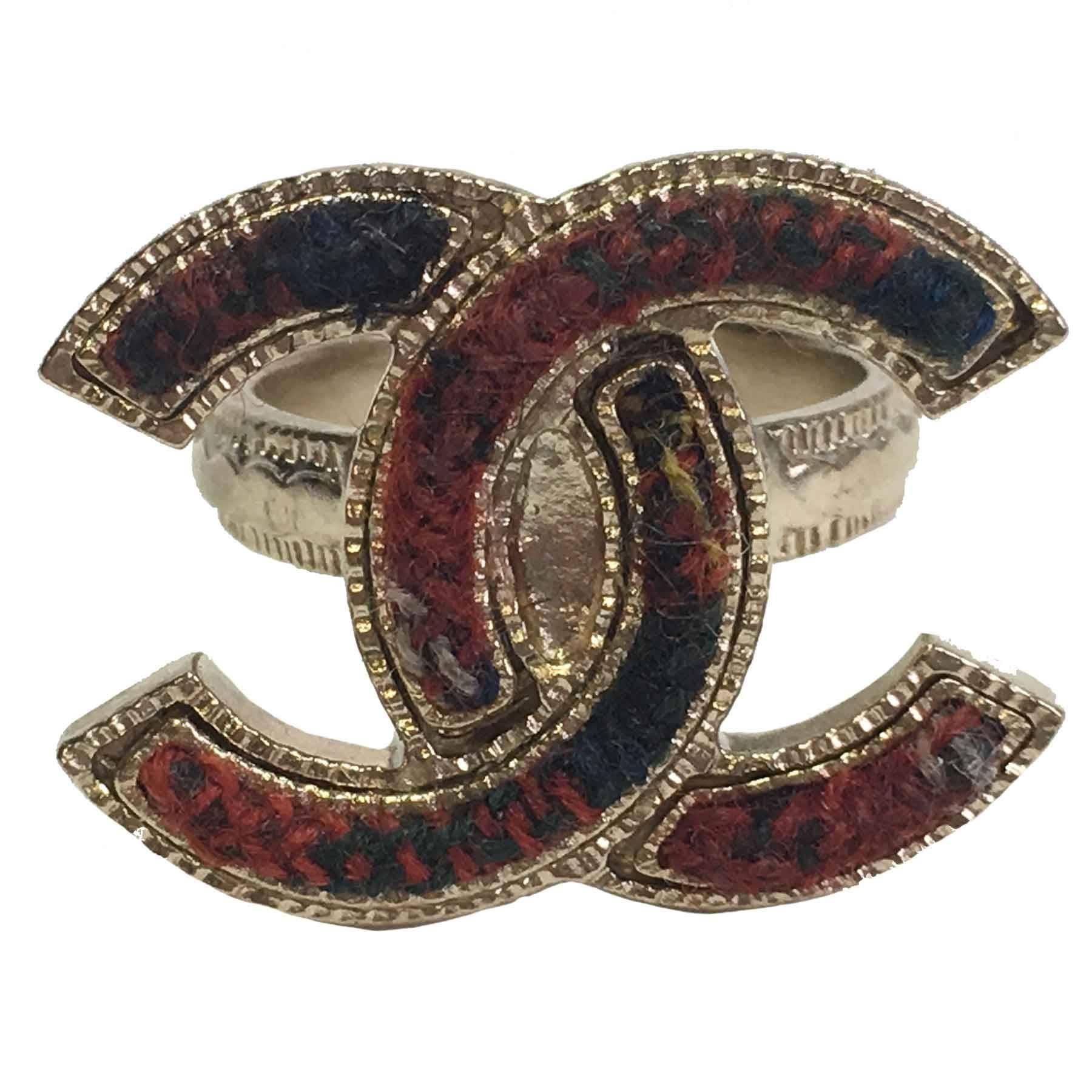 CHANEL CC 'Paris - Edinburgh' Ring in Gilded Metal and Red Tweed Size 53