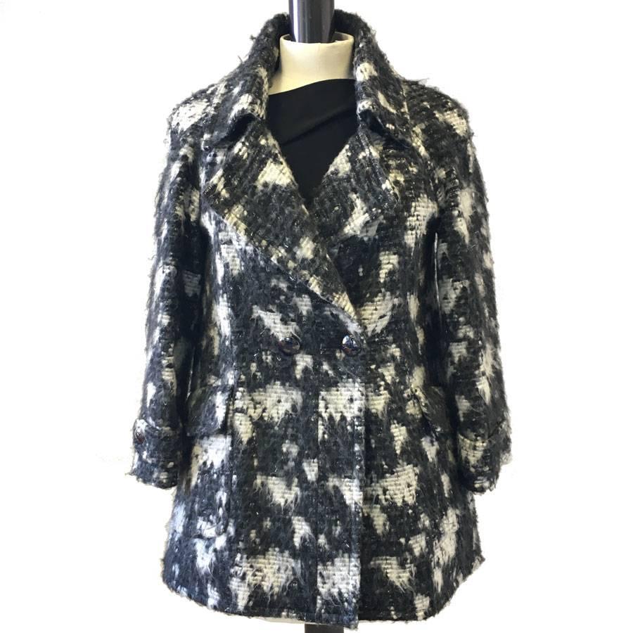 Beautiful Chanel long jacket in dark gray and light gray tweed. In perfect condition. Black silk lining. Closes with two Chanel 'planet' pattern buttons.

  Size 40EU. Made in France

Raglan sleeves are embellished with a lapel with a 'planet'