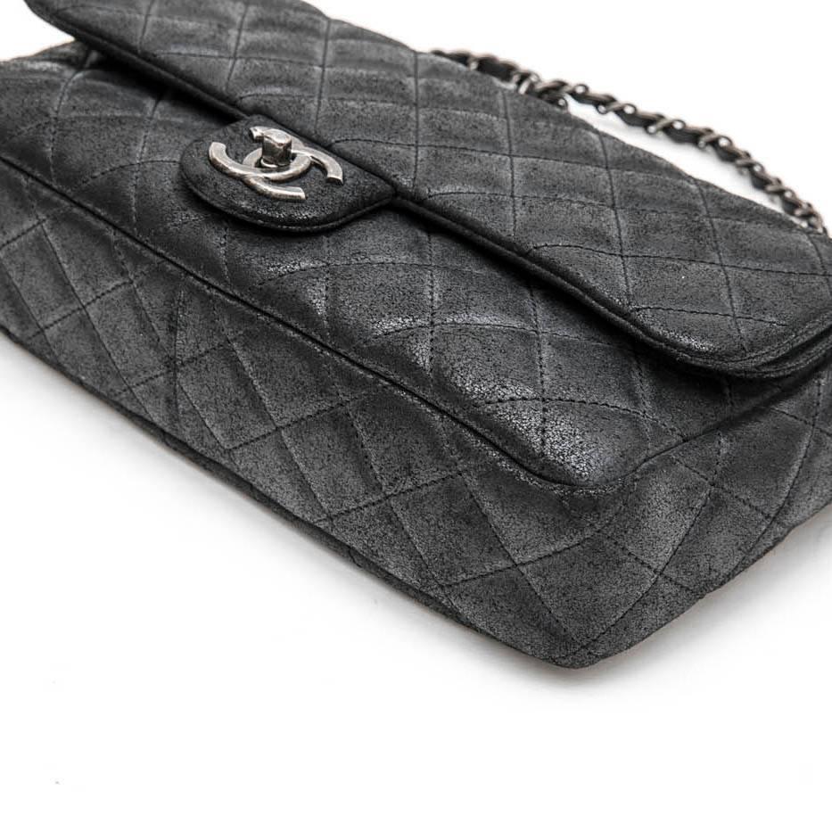 Collector. Chanel 'Paris Dallas' double flap bag in dark gray quilted thick cowhide leather.
Included : Hologram 1986 .....(year 2014). It comes from private sales 2017. The interior is in bordeaux canvas with a zipped pocket. Made in Italy.

It has