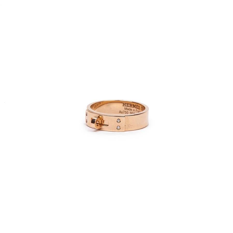 Hermès Kelly PM ring size 53 in 750/1000 rose gold, set with 4 diamonds. Size 53FR. Small model 

Serial number 16A101647.

Made in France.

Will be delivered in its Hermès box.