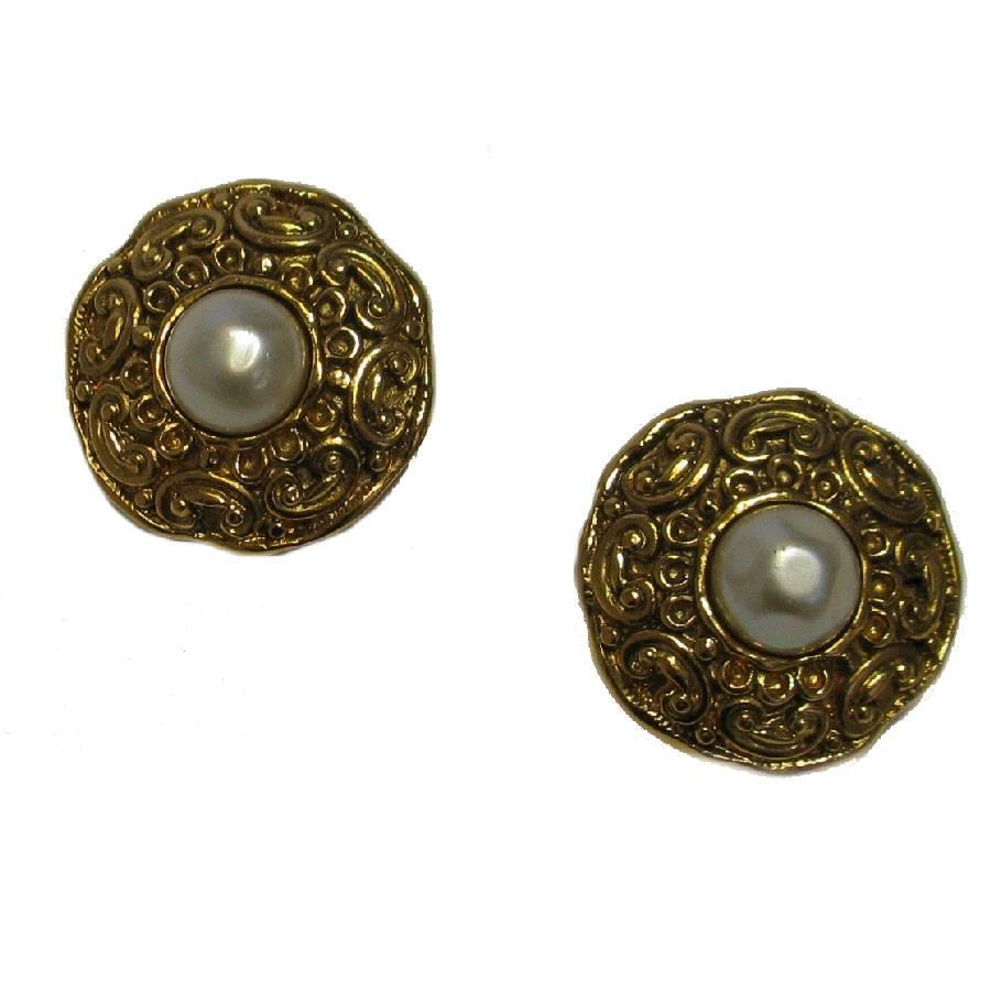 CHANEL Vintage Clip-on Earrings in Gilded Metal and Pearly Bead in a Center