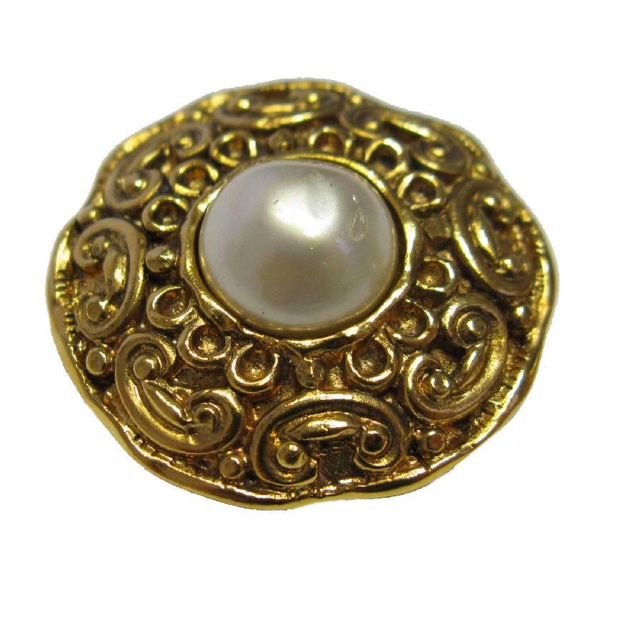 Women's CHANEL Vintage Clip-on Earrings in Gilded Metal and Pearly Bead in a Center