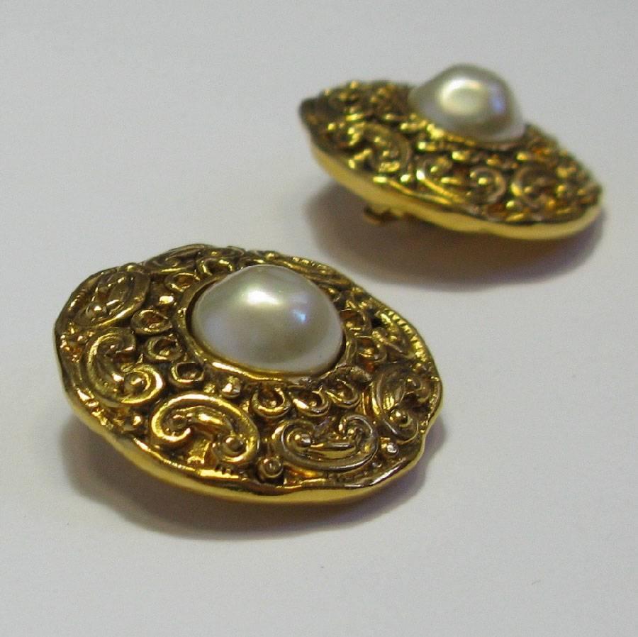 CHANEL Vintage Clip-on Earrings in Gilded Metal and Pearly Bead in a Center In Good Condition In Paris, FR