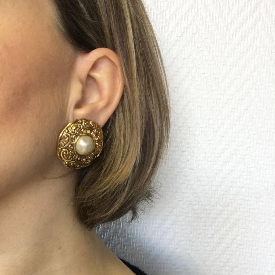 Vintage! Chanel round clip-on earrings in gilded filigree metal and a pearly bead in the center.

Made in France

Dimensions: diameter: 3.2 cm

Will be delivered in new, non-original dust bag.