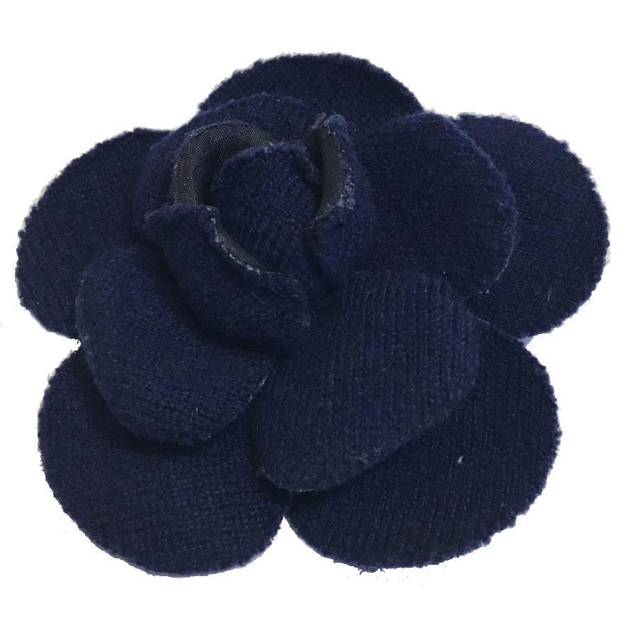 Chanel camellia brooch in dark blue fabric.

Dimensions: 8.6 cm in diameter. Made in France

Will be delivered in a black box decorated with a Chanel ribbon and a camellia (see photo)