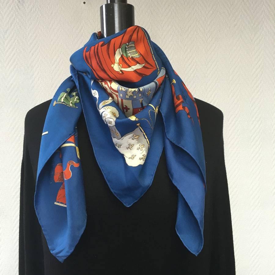 HERMES 'Pavois' scarf in blue silk. pattern: flags. In very good shape.

Designed by: Philippe Ledoux

Dimensions: 90x85 cm

Will be delivered in new, non-original dust bag